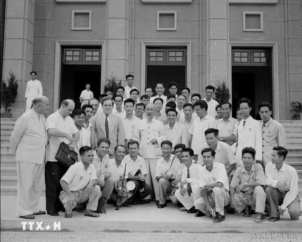 Phóng viên VNTTX Bùi Đình Túy, tức Đinh Thúy (hàng ngồi, thứ 3, trái sang) cùng các nhà báo trong nước và nước ngoài vinh dự chụp ảnh với Chủ tịch Hồ Chí Minh tại Đại hội Đảng toàn quốc lần thứ III (9/1960). (Ảnh: TTXVN)