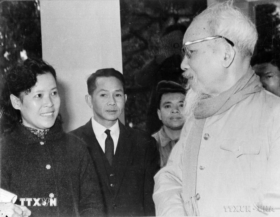 Chủ tịch Hồ Chí Minh dặn dò nữ phóng viên Tuệ Oanh của VNTTX về cách viết tin trong dịp đưa tin cuộc bầu cử Quốc hội khóa III (26/4/1964). (Ảnh: Tư liệu TTXVN)