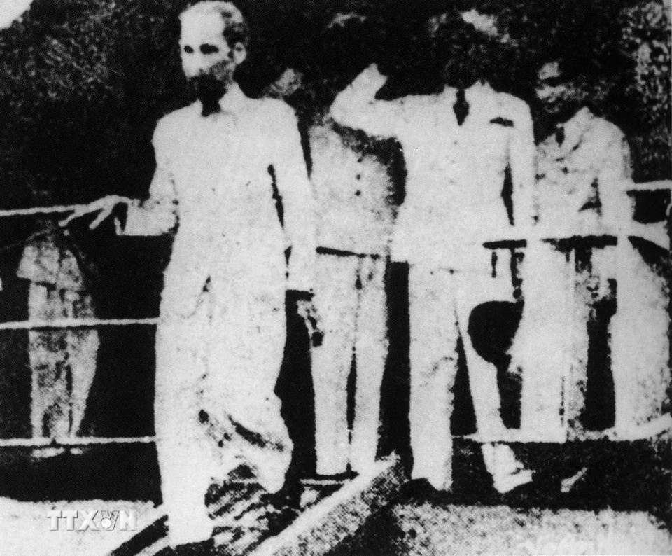 Phó Giám đốc Nha Thông tin Trần Kim Xuyến, người phụ trách Việt Nam Thông tấn xã (ngoài cùng, bên phải), xuống tàu dự lễ đón, đưa tin và phỏng vấn Chủ tịch Hồ Chí Minh khi Người đi thăm Pháp và ký Tạm ước Việt-Pháp (14/9/1946) về nước. (Ảnh: Tư liệu TTXVN)