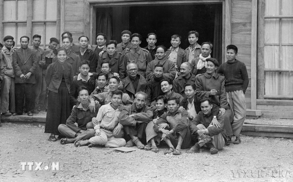 Đồng chí Ngô Điền, cán bộ VNTTX (hàng ngồi. thứ nhất, phải sang) cùng các đại biểu vinh dự chụp ảnh với Chủ tịch Hồ Chí Minh và Chủ tịch Mặt trận Liên-Việt Tôn Đức Thắng tại Đại hội thống nhất Việt Minh-Liên Việt (Việt Bắc, 3/1951). (Ảnh: TTXVN)