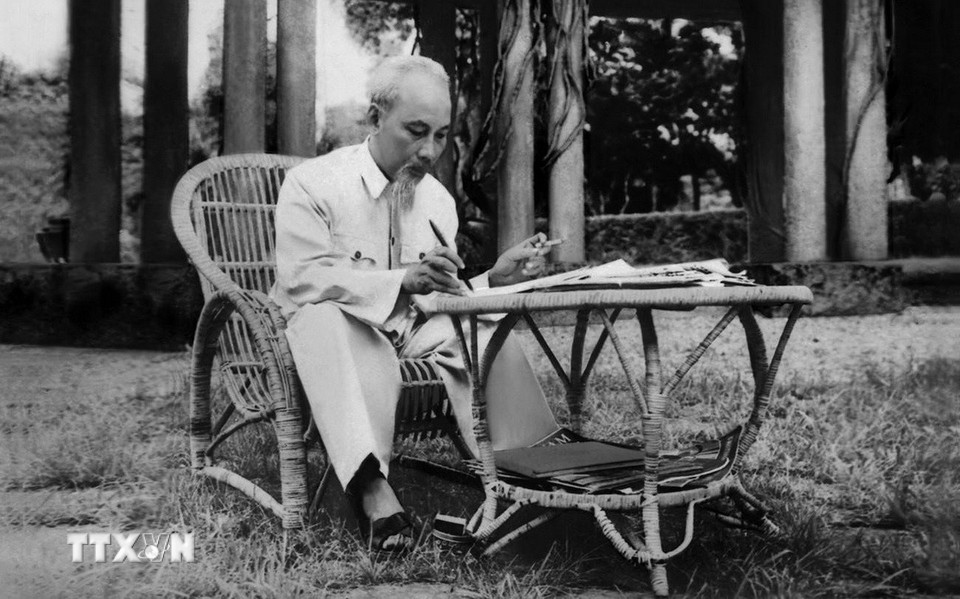 Sinh thời, Chủ tịch Hồ Chí Minh thường xuyên dành thời gian đọc, nhận xét và trực tiếp duyệt tin, bài của TTXVN. (Ảnh: TTXVN)