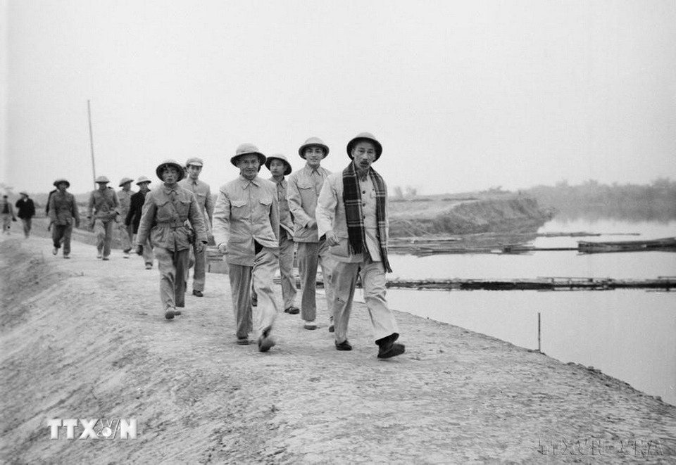 Phóng viên Võ Thế Ái của Việt Nam Thông tấn xã (đi sau Bác Hồ) tháp tùng Bác trong chuyến thăm công trình đập Thác Huống (Thái Nguyên) để viết tin, bài (25/1/1955). (Ảnh: TTXVN)