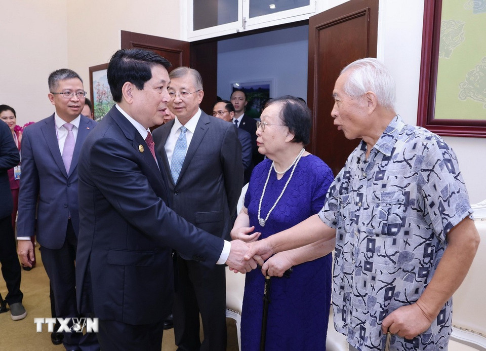 Chủ tịch nước Lương Cường với đại diện gia đình nhân sỹ hữu nghị - tướng lĩnh cách mạng, chuyên gia, cố vấn Trung Quốc từng tham gia giúp đỡ Việt Nam. (Ảnh: Lâm Khánh/TTXVN)