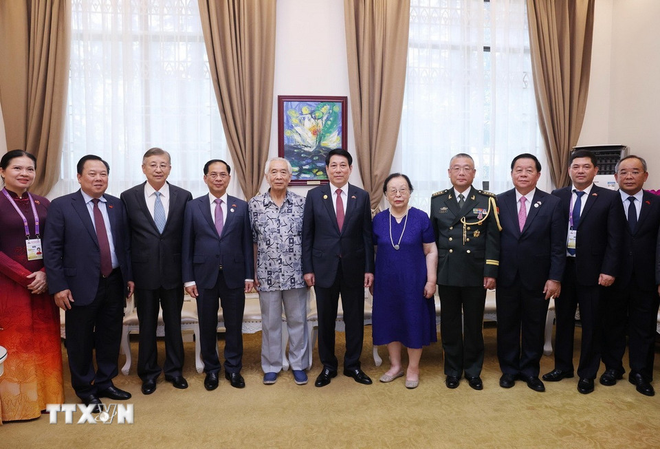 Chủ tịch nước Lương Cường với đại diện gia đình nhân sỹ hữu nghị - tướng lĩnh cách mạng, chuyên gia, cố vấn Trung Quốc từng tham gia giúp đỡ Việt Nam. (Ảnh: Lâm Khánh/TTXVN)