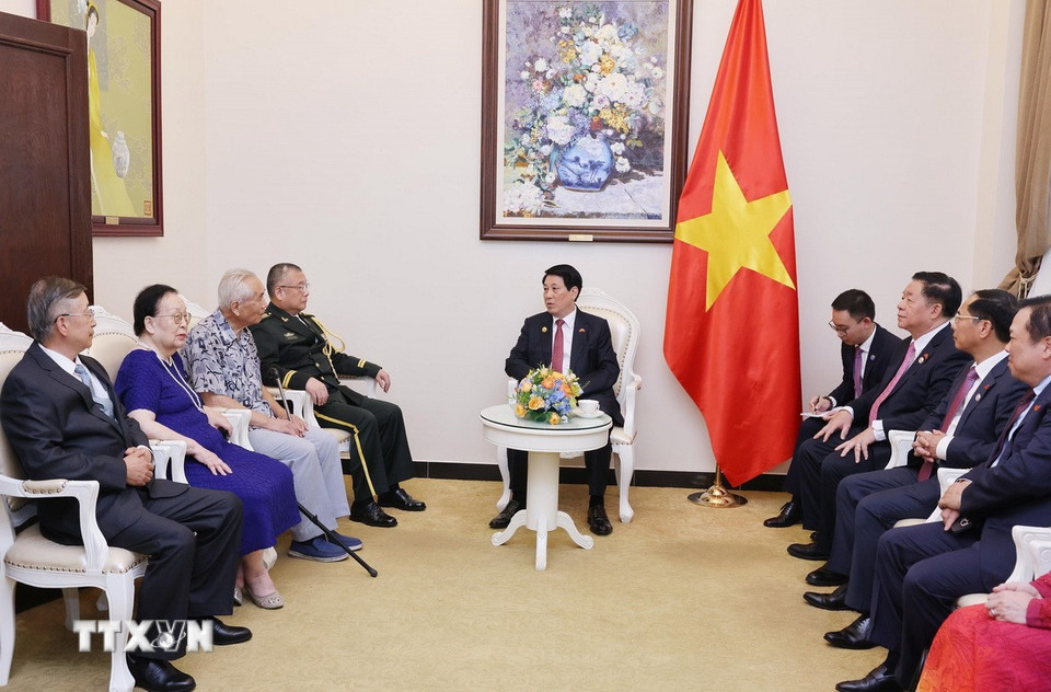 Chủ tịch nước Lương Cường với đại diện gia đình nhân sỹ hữu nghị - tướng lĩnh cách mạng, chuyên gia, cố vấn Trung Quốc từng tham gia giúp đỡ Việt Nam. (Ảnh: Lâm Khánh/TTXVN)