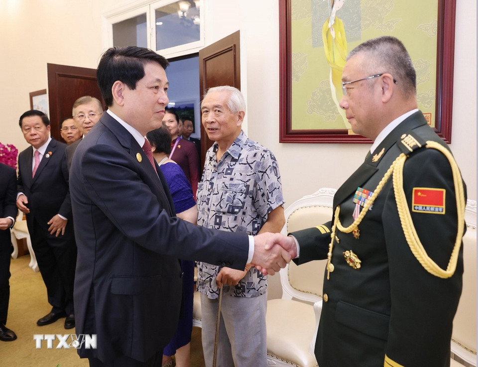 Chủ tịch nước Lương Cường với đại diện gia đình nhân sỹ hữu nghị - tướng lĩnh cách mạng, chuyên gia, cố vấn Trung Quốc từng tham gia giúp đỡ Việt Nam. (Ảnh: Lâm Khánh/TTXVN)