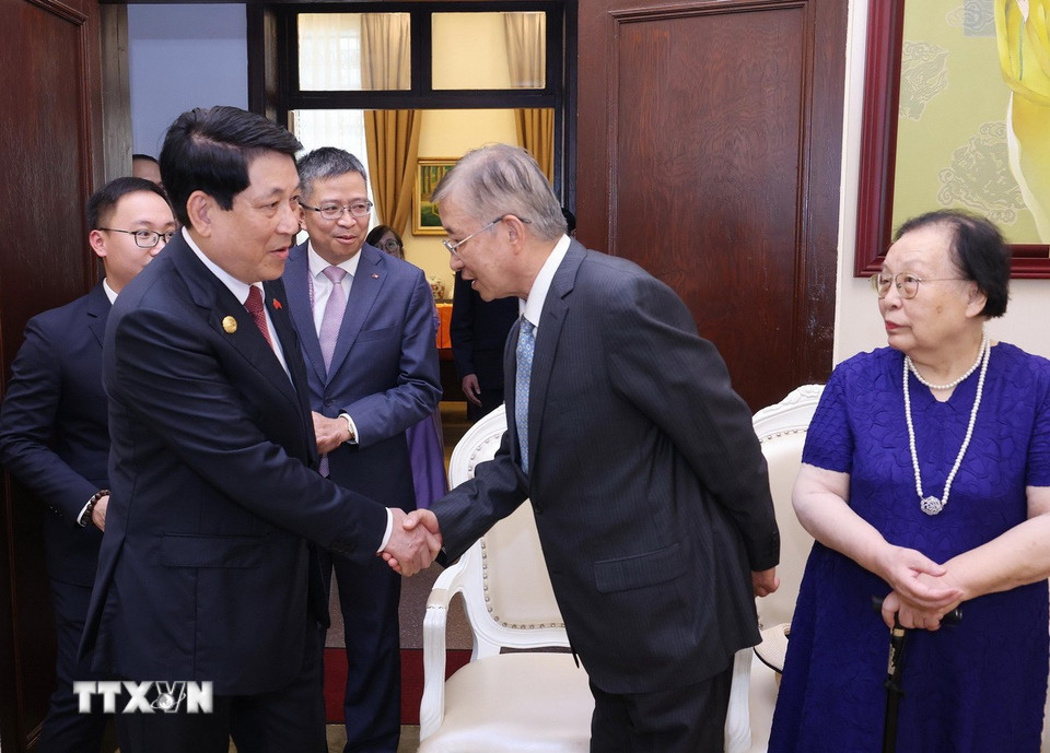 Chủ tịch nước Lương Cường với đại diện gia đình nhân sỹ hữu nghị - tướng lĩnh cách mạng, chuyên gia, cố vấn Trung Quốc từng tham gia giúp đỡ Việt Nam. (Ảnh: Lâm Khánh/TTXVN)