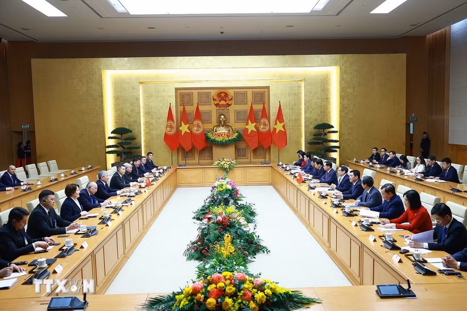 Thủ tướng Phạm Minh Chính và Thủ tướng Kyrgyzstan Adylbek Kasimalyev hội đàm. (Ảnh: Dương Giang/TTXVN)