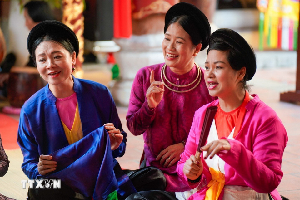 Các nghệ sỹ biểu diễn nghệ thuật truyền thống tại không gian Đền Bạch Mã (phường Hoàn Kiếm, Hà Nội). (Ảnh: Khánh Hòa/TTXVN)