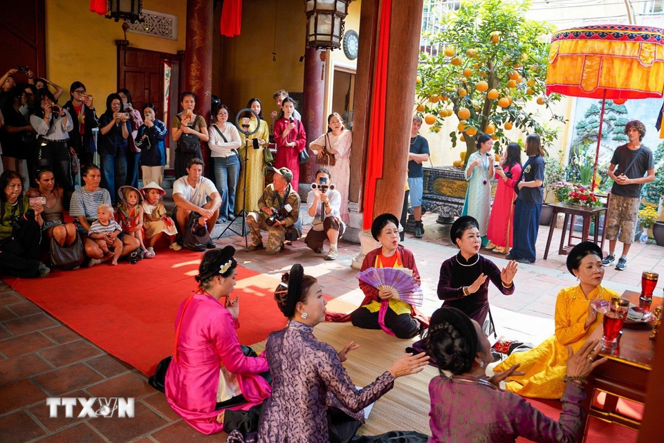 Các nghệ sỹ biểu diễn nghệ thuật truyền thống tại không gian Đền Bạch Mã (phường Hoàn Kiếm, Hà Nội). (Ảnh: Khánh Hòa/TTXVN)