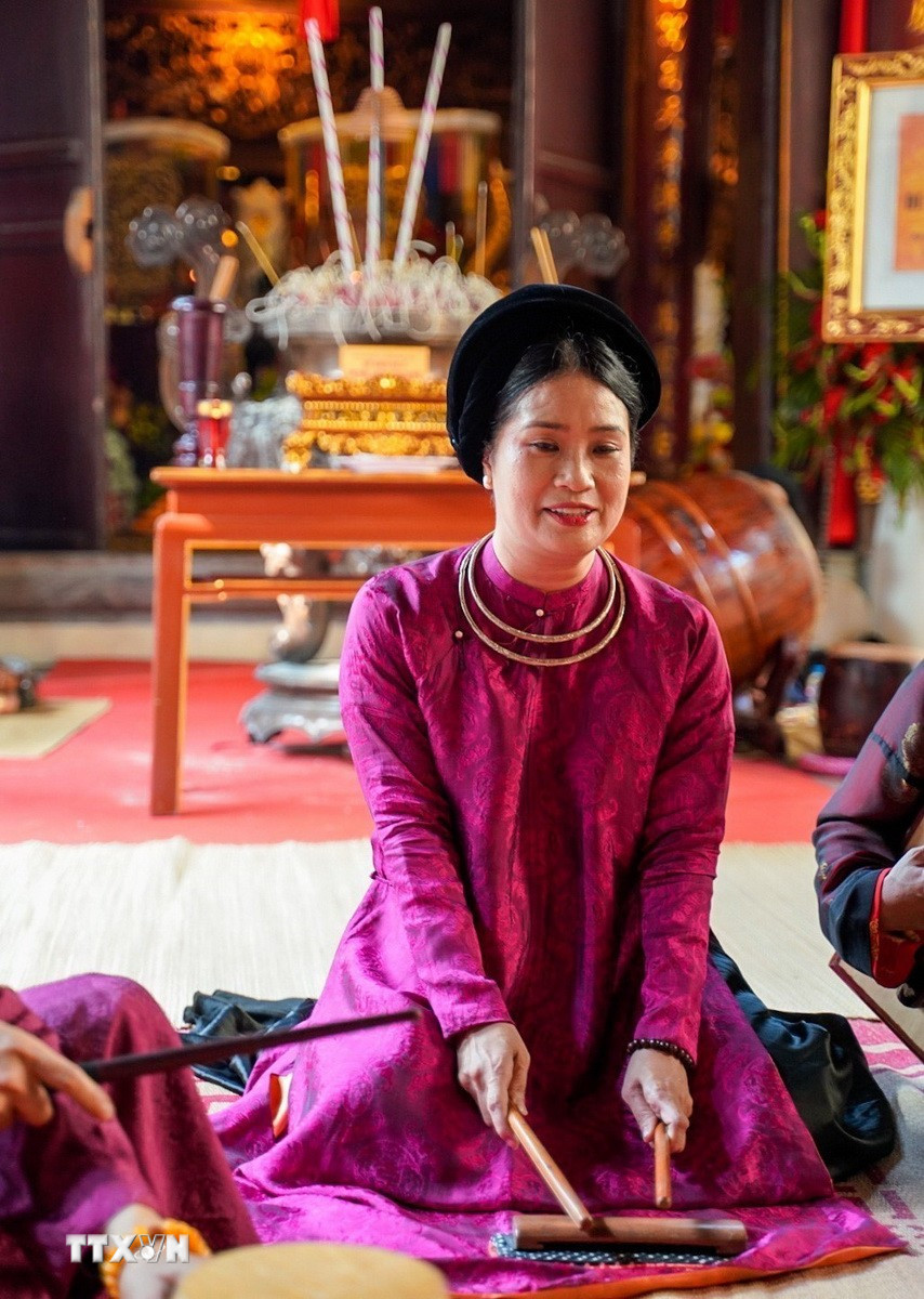 Các nghệ sỹ biểu diễn nghệ thuật truyền thống tại không gian Đền Bạch Mã (phường Hoàn Kiếm, Hà Nội). (Ảnh: Khánh Hòa/TTXVN)