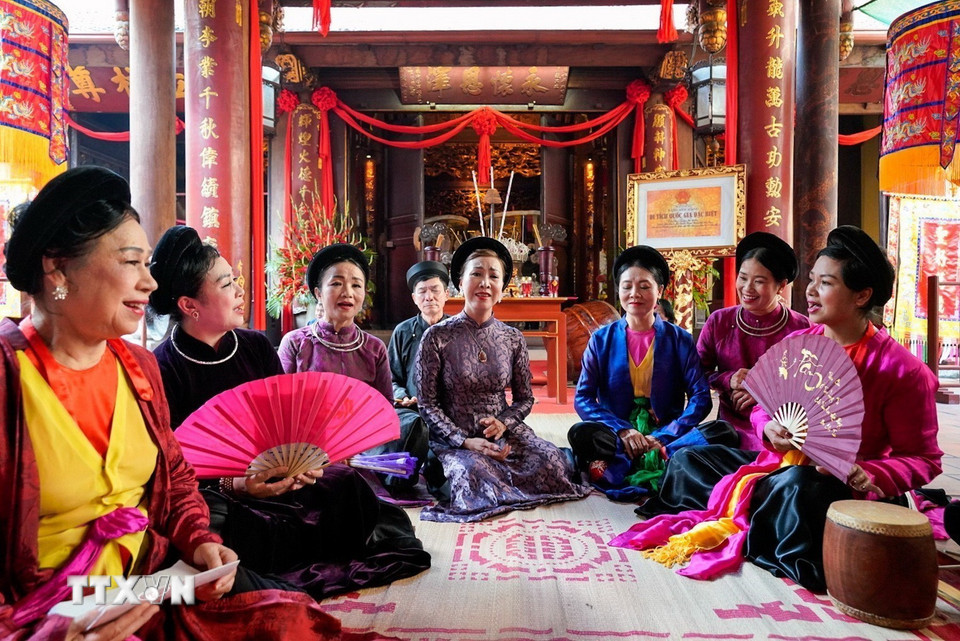 Các nghệ sỹ biểu diễn nghệ thuật truyền thống tại không gian Đền Bạch Mã (phường Hoàn Kiếm, Hà Nội). (Ảnh: Khánh Hòa/TTXVN)