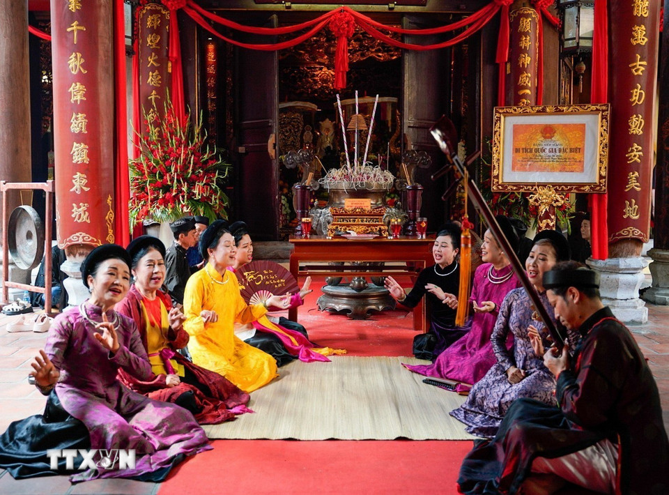 Các nghệ sỹ biểu diễn nghệ thuật truyền thống tại không gian Đền Bạch Mã (phường Hoàn Kiếm, Hà Nội). (Ảnh: Khánh Hòa/TTXVN)