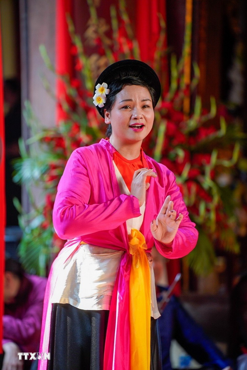 Các nghệ sỹ biểu diễn nghệ thuật truyền thống tại không gian Đền Bạch Mã (phường Hoàn Kiếm, Hà Nội). (Ảnh: Khánh Hòa/TTXVN)