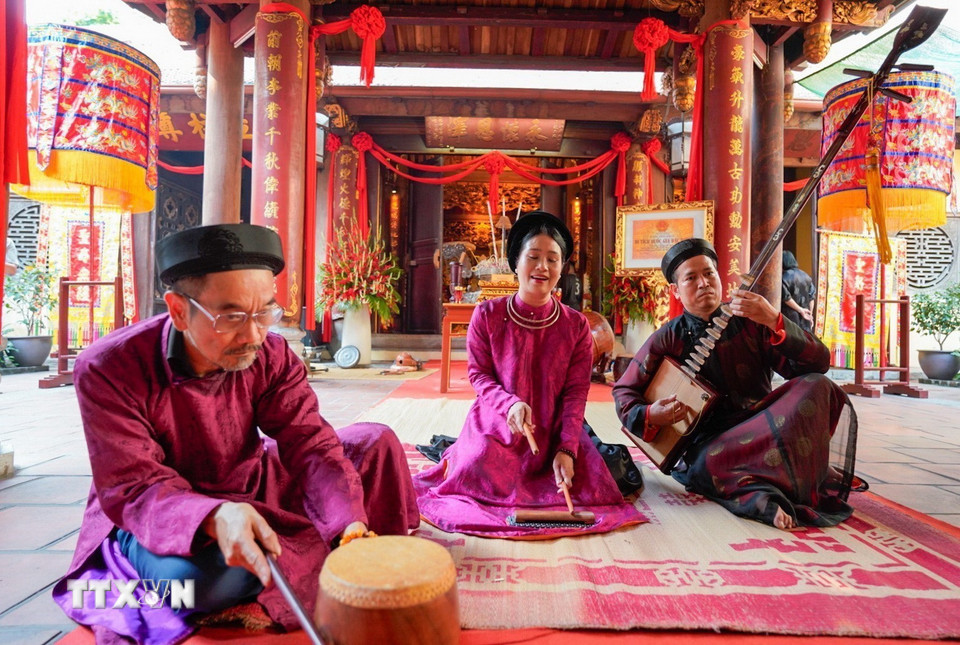 Các nghệ sỹ biểu diễn nghệ thuật truyền thống tại không gian Đền Bạch Mã (phường Hoàn Kiếm, Hà Nội). (Ảnh: Khánh Hòa/TTXVN)