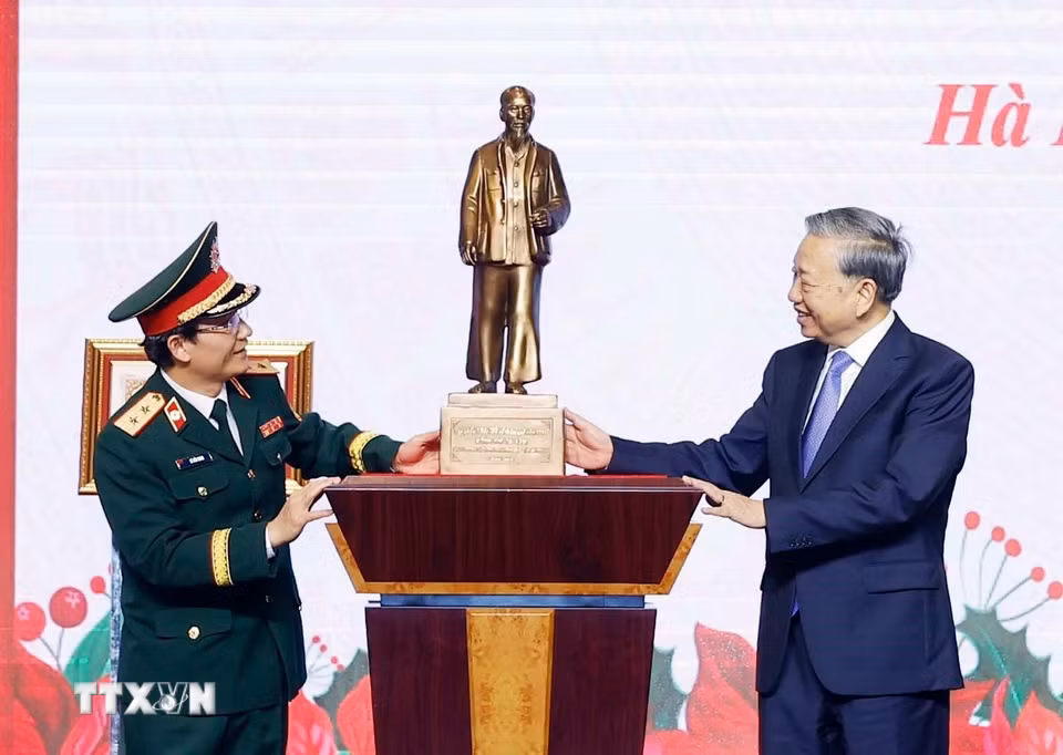 Tổng Bí thư Tô Lâm, Bí thư Quân ủy Trung ương tặng bức tượng chân dung Chủ tịch Hồ Chí Minh cho Bệnh viện Trung ương Quân đội 108. (Ảnh: Thống Nhất/TTXVN)
