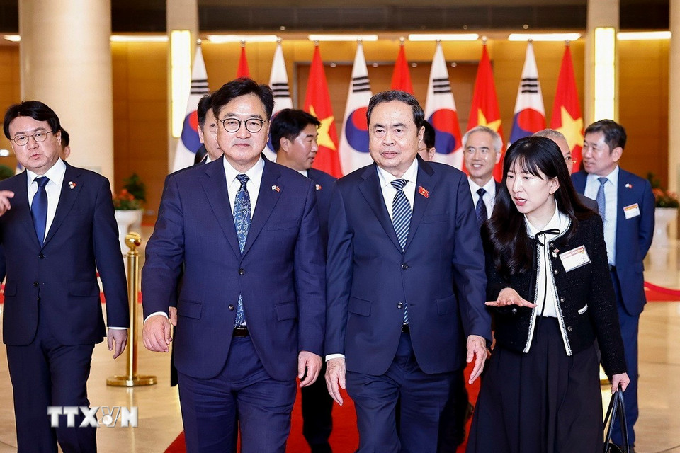 Cũng trong chiều 20/11/2025, Chủ tịch Quốc hội Đại Hàn Dân Quốc Woo Won Shik dự khán phiên họp toàn thể Kỳ họp thứ 10, Quốc hội khóa XV và tham quan Nhà Quốc hội. (Ảnh: Doãn Tấn/TTXVN)