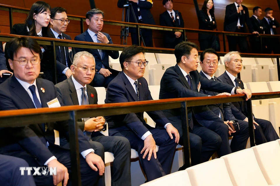 Chủ tịch Quốc hội Đại Hàn Dân Quốc Woo Won Shik dự khán phiên họp toàn thể Kỳ họp thứ 10, Quốc hội khóa XV và tham quan Nhà Quốc hội. (Ảnh: Doãn Tấn/TTXVN)