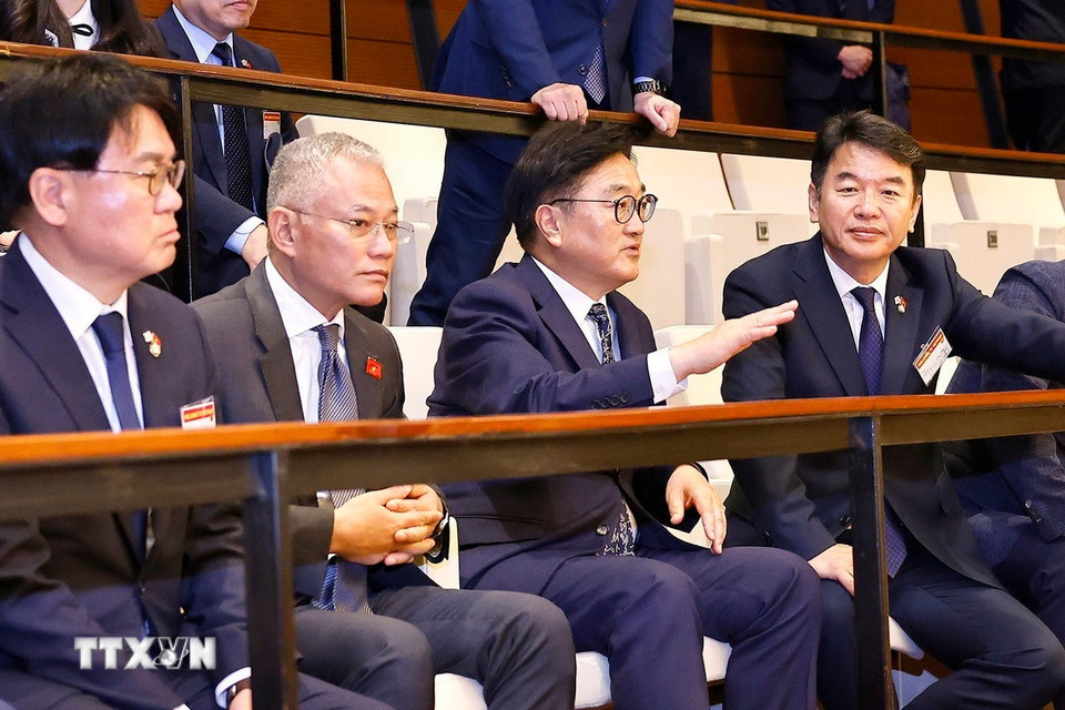 Chủ tịch Quốc hội Đại Hàn Dân Quốc Woo Won Shik dự khán phiên họp toàn thể Kỳ họp thứ 10, Quốc hội khóa XV và tham quan Nhà Quốc hội. (Ảnh: Doãn Tấn/TTXVN)