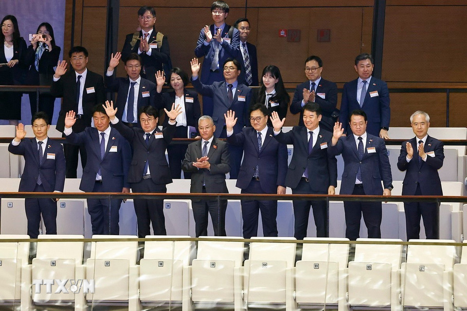 Chủ tịch Quốc hội Đại Hàn Dân Quốc Woo Won Shik dự khán phiên họp toàn thể Kỳ họp thứ 10, Quốc hội khóa XV và tham quan Nhà Quốc hội. (Ảnh: Doãn Tấn/TTXVN)