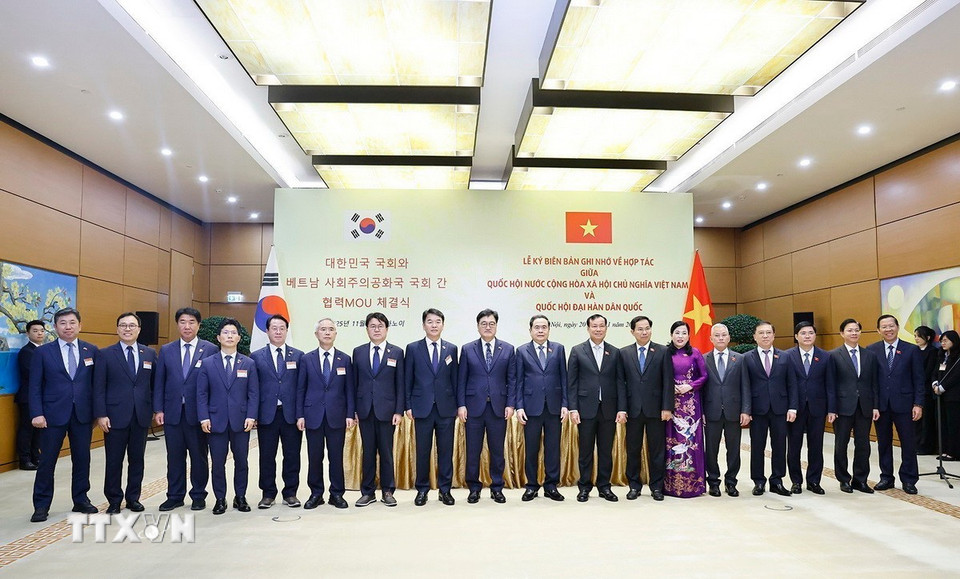 Chủ tịch Quốc hội Trần Thanh Mẫn và Chủ tịch Quốc hội Hàn Quốc Woo Won Shik cùng đại biểu hai nước chụp ảnh chung. (Ảnh: Doãn Tấn/ TTXVN)