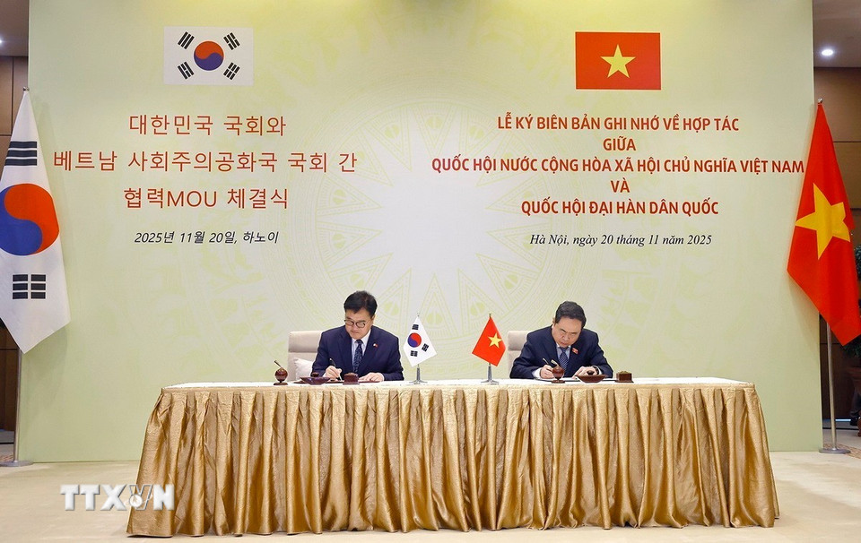 Chủ tịch Quốc hội Trần Thanh Mẫn và Chủ tịch Quốc hội Hàn Quốc Woo Won Shik ký kết Biên bản ghi nhớ về hợp tác giữa Quốc hội hai nước. (Ảnh: Doãn Tấn/TTXVN)