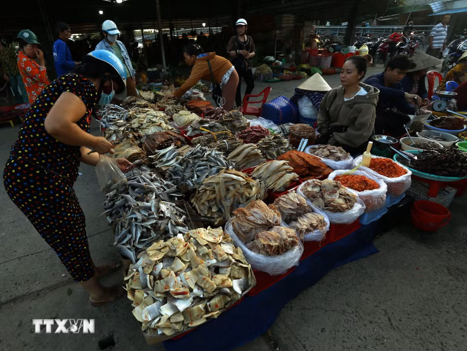 Đặc sản sông nước nơi khu chợ. (Ảnh: Duy Khương/TTXVN)
