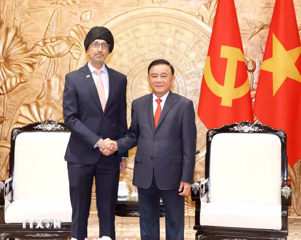 Đồng chí Trần Cẩm Tú, Ủy viên Bộ Chính trị, Thường trực Ban Bí thư tiếp Đại sứ Singapore tại Việt Nam Rajpal Singh. (Ảnh: Phương Hoa/TTXVN)