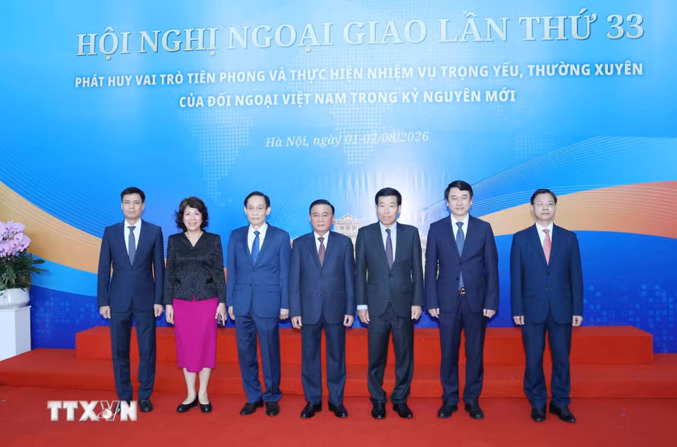 Thường trực Ban Bí thư Trần Cẩm Tú cùng các đồng chí lãnh đạo Bộ Ngoại giao. (Ảnh: Phương Hoa/TTXVN)