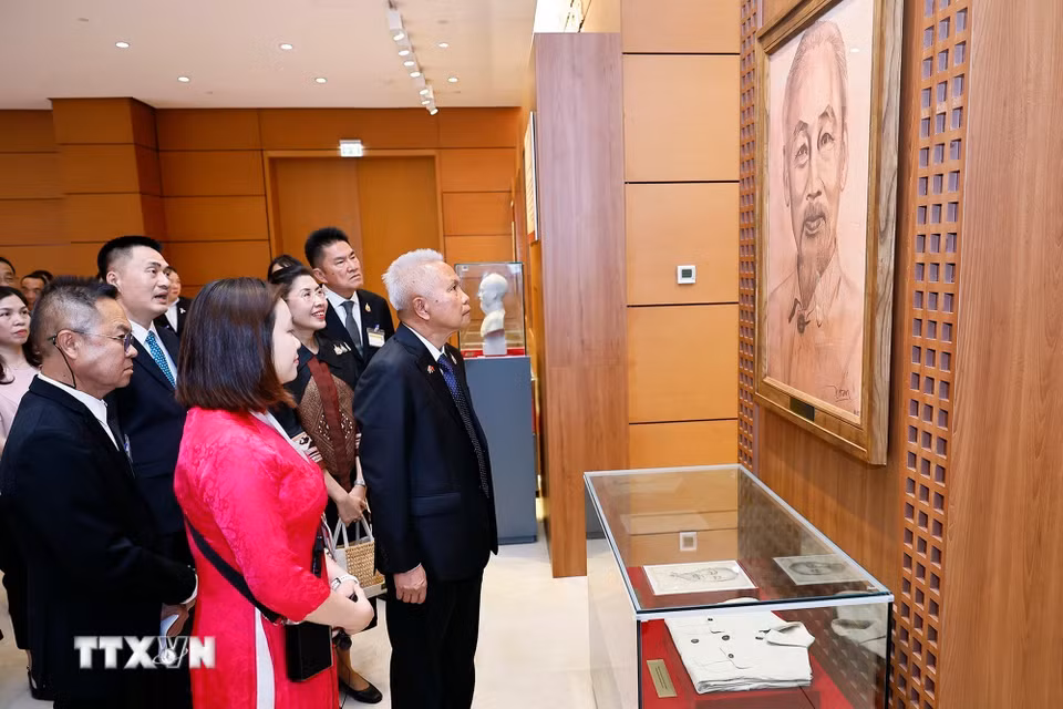 Chủ tịch Quốc hội kiêm Chủ tịch Hạ viện Vương quốc Thái Lan Sophon Zaram thăm phòng Truyền thống và Bảo tàng Quốc hội Việt Nam. (Ảnh: Doãn Tấn/TTXVN)