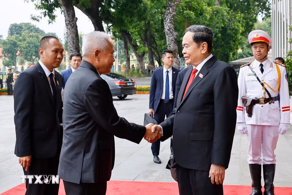 Chủ tịch Quốc hội Trần Thanh Mẫn đón Chủ tịch Quốc hội kiêm Chủ tịch Hạ viện Vương quốc Thái Lan Sophon Zaram. (Ảnh: Doãn Tấn/TTXVN)