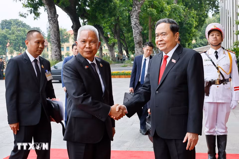Chủ tịch Quốc hội Trần Thanh Mẫn đón Chủ tịch Quốc hội kiêm Chủ tịch Hạ viện Vương quốc Thái Lan Sophon Zaram. (Ảnh: Doãn Tấn/TTXVN)