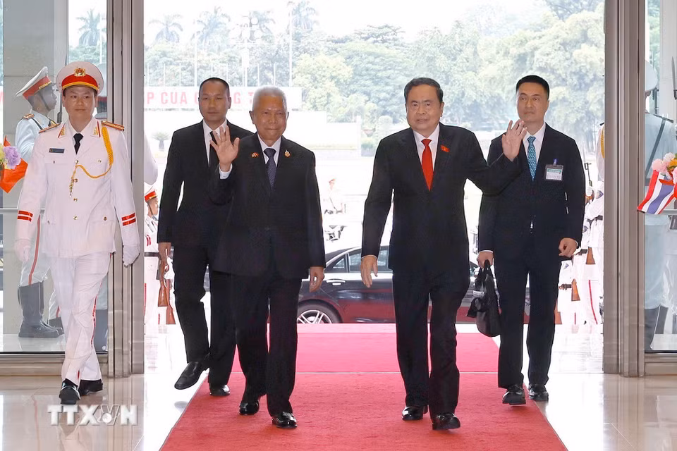 Chủ tịch Quốc hội Trần Thanh Mẫn đón Chủ tịch Quốc hội kiêm Chủ tịch Hạ viện Vương quốc Thái Lan Sophon Zaram. (Ảnh: Doãn Tấn/TTXVN)