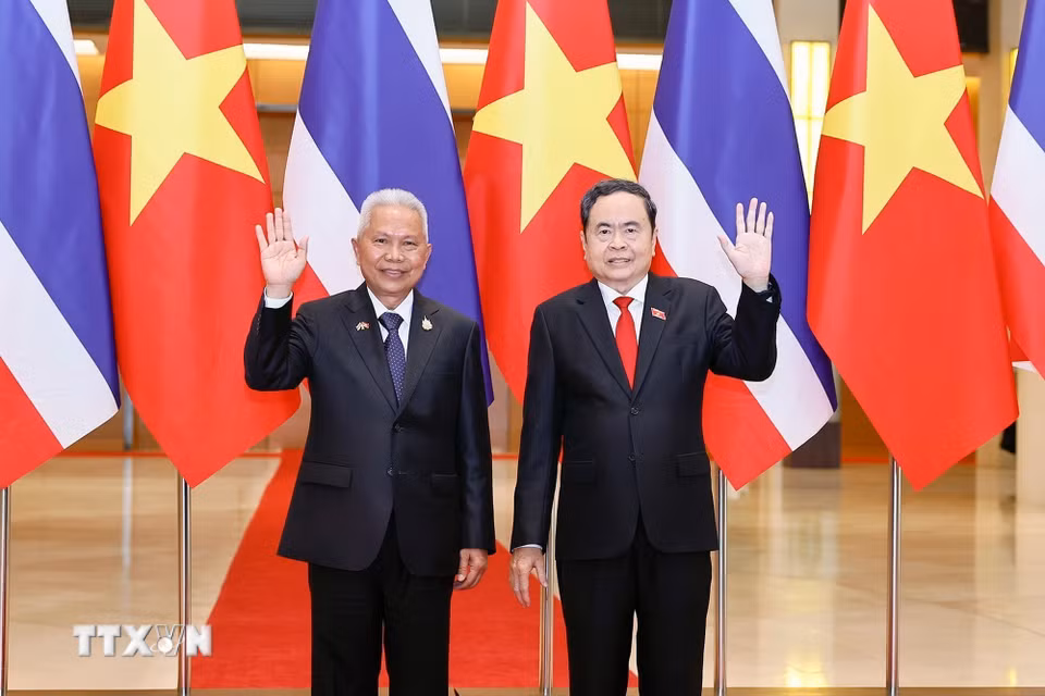 Chủ tịch Quốc hội Trần Thanh Mẫn đón Chủ tịch Quốc hội kiêm Chủ tịch Hạ viện Vương quốc Thái Lan Sophon Zaram. (Ảnh: Doãn Tấn/TTXVN)
