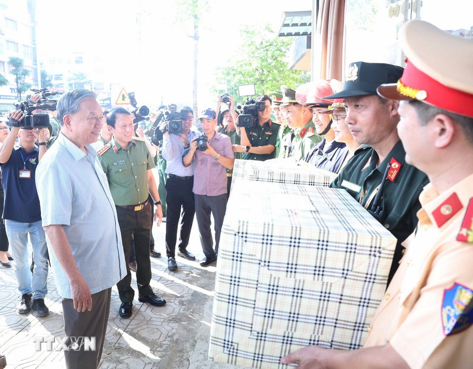 Tổng Bí thư Tô Lâm thăm hỏi, tặng quà các lực lượng tham gia phòng, chống bão lũ và giúp đỡ nhân dân khắc phục hậu quả trên địa bàn tỉnh. (Ảnh: Thống Nhất/TTXVN)