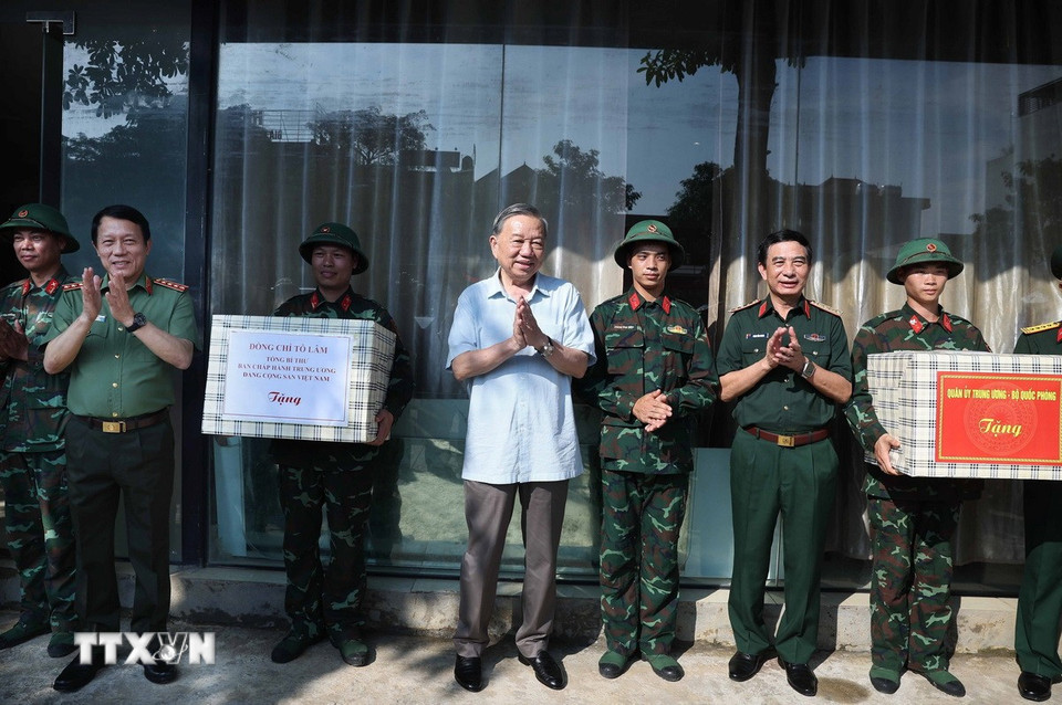 Tổng Bí thư Tô Lâm thăm hỏi, tặng quà các lực lượng tham gia phòng, chống bão lũ và giúp đỡ nhân dân khắc phục hậu quả trên địa bàn tỉnh. (Ảnh: Thống Nhất/TTXVN)