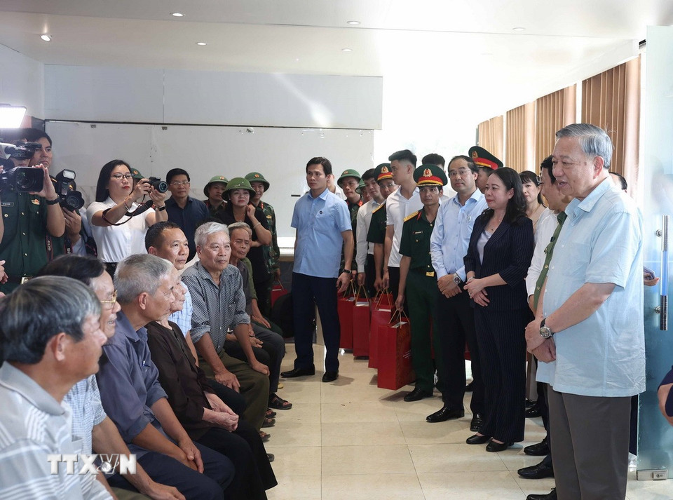 Tổng Bí thư Tô Lâm thăm hỏi, đọng viên và tặng quà nhân dân tỉnh Thái Nguyên. (Ảnh: Thống Nhất/TTXVN)