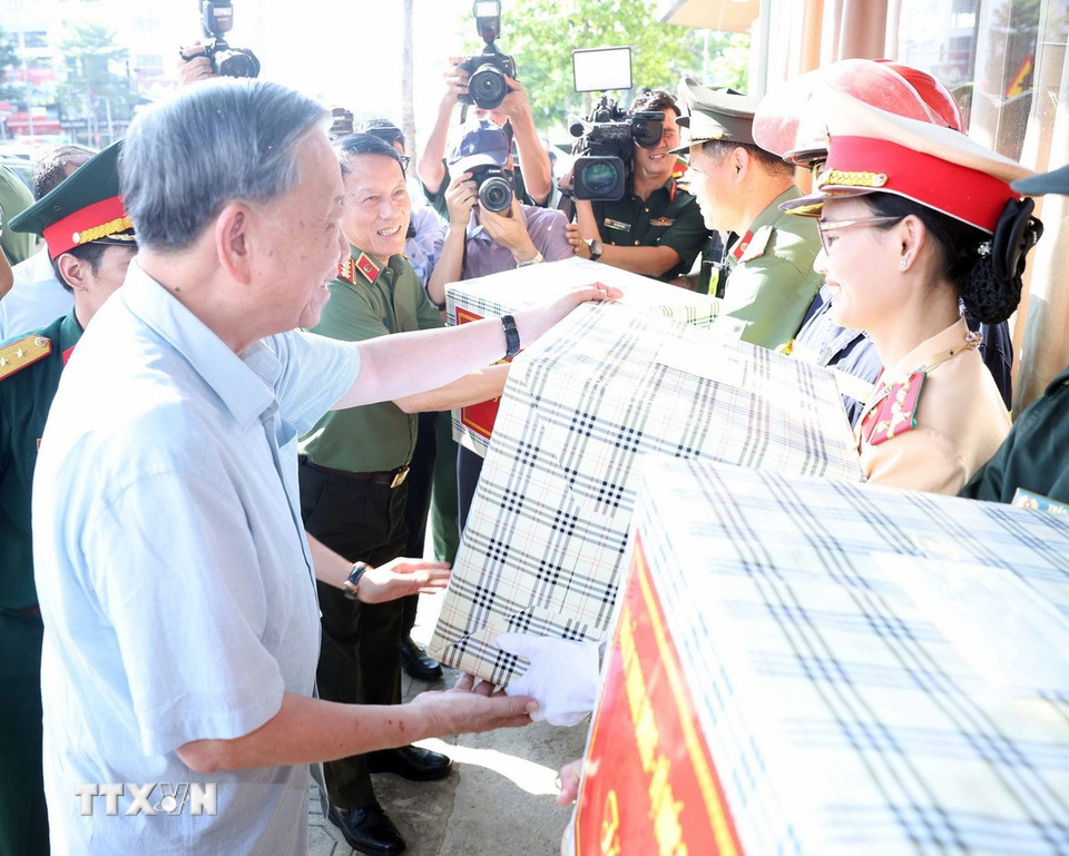 Tổng Bí thư Tô Lâm thăm hỏi, tặng quà các lực lượng tham gia phòng, chống bão lũ và giúp đỡ nhân dân khắc phục hậu quả trên địa bàn tỉnh. (Ảnh: Thống Nhất/TTXVN)