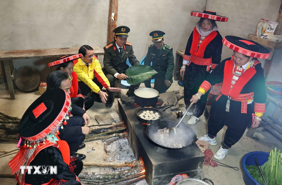 Bếp lửa hồng năm nay có thêm những vị khách đặc biệt ghé thăm, chung vui cùng bữa cơm tất niên. (Ảnh: Thanh Tùng/TTXVN)