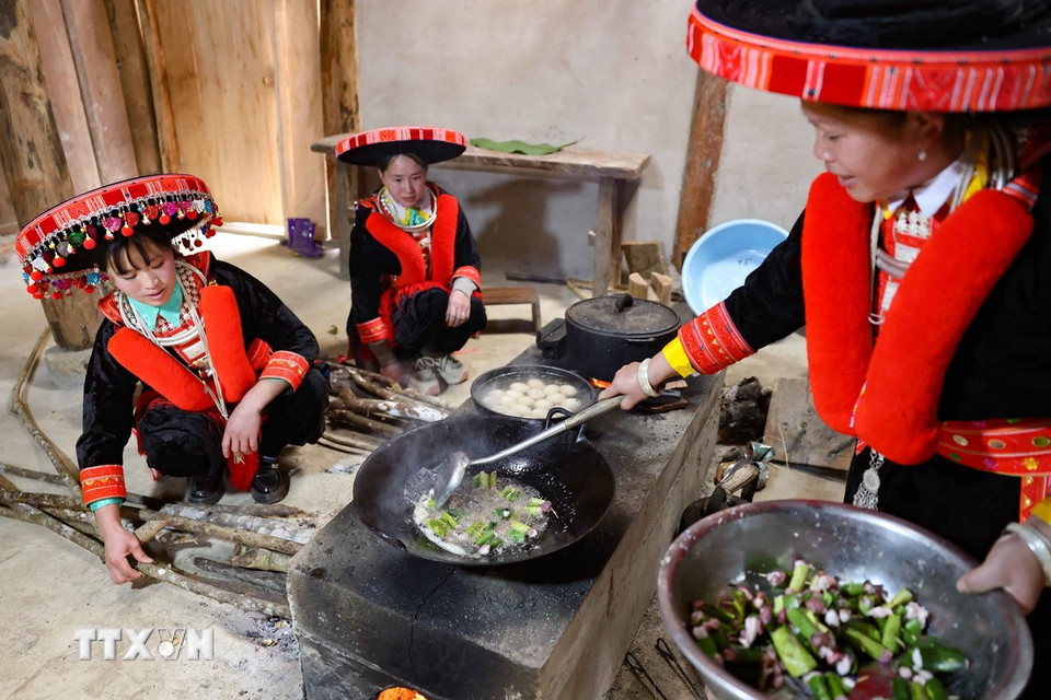 Những người phụ nữ Dao đỏ ở Nguyên Bình trổ tài vào bếp, nấu những món ăn cho bữa cơm tất niên. (Ảnh: Thanh Tùng/TTXVN)