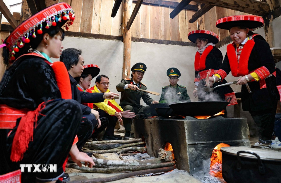 Góc bếp nhỏ của người Dao đỏ ở Nguyên Bình đậm màu hơi ấm của Tết đoàn viên. (Ảnh: Thanh Tùng/TTXVN)