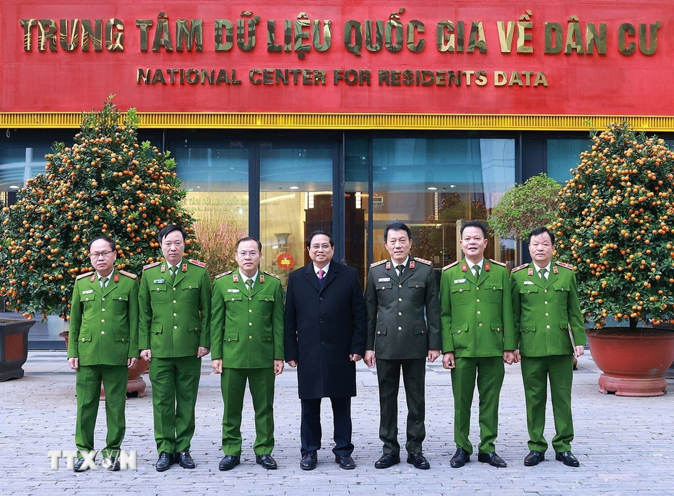 Thủ tướng Phạm Minh Chính và Đại tướng Lương Tam Quang, Bộ trưởng Bộ Công an với cán bộ, lãnh đạo Cục Cảnh sát quản lý hành chính về trật tự xã hội (C06). (Ảnh: Dương Giang/TTXVN)