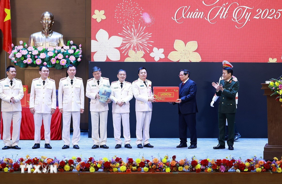 Thủ tướng Phạm Minh Chính chúc Tết cán bộ, chiến sỹ Cục An ninh điều tra (A09). (Ảnh: Dương Giang/TTXVN)