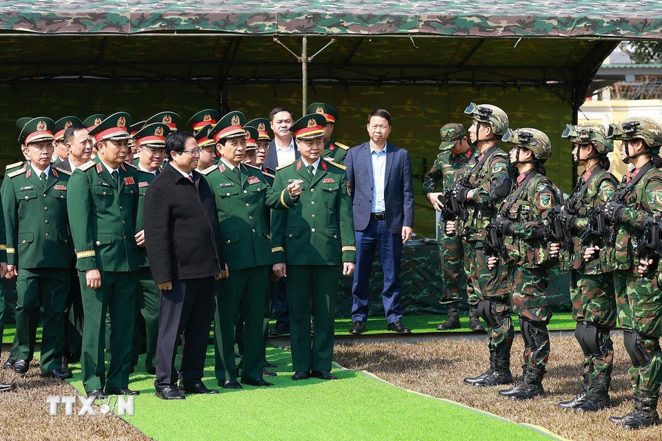 Thủ tướng Phạm Minh Chính kiểm tra công tác sẵn sàng chiến đấu của Lữ đoàn Trinh sát đặc nhiệm K3. (Ảnh: Dương Giang/TTXVN)
