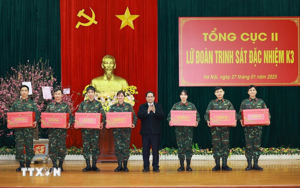 Thủ tướng Phạm Minh Chính tặng quà Tết cho cán bộ, chiến sỹ Lữ đoàn Trinh sát đặc nhiệm K3. (Ảnh: Dương Giang/TTXVN)