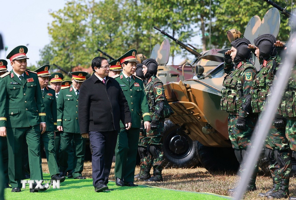 Thủ tướng Phạm Minh Chính kiểm tra công tác sẵn sàng chiến đấu của Lữ đoàn Trinh sát đặc nhiệm K3. (Ảnh: Dương Giang/TTXVN)