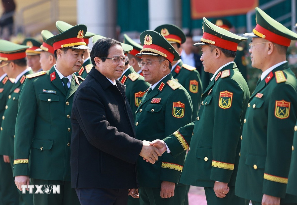 Thủ tướng Phạm Minh Chính với lãnh đạo Bộ Quốc phòng và Tổng cục II. (Ảnh: Dương Giang/TTXVN)