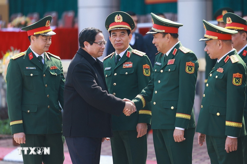 Thủ tướng Phạm Minh Chính với lãnh đạo Bộ Quốc phòng. (Ảnh: Dương Giang/TTXVN)
