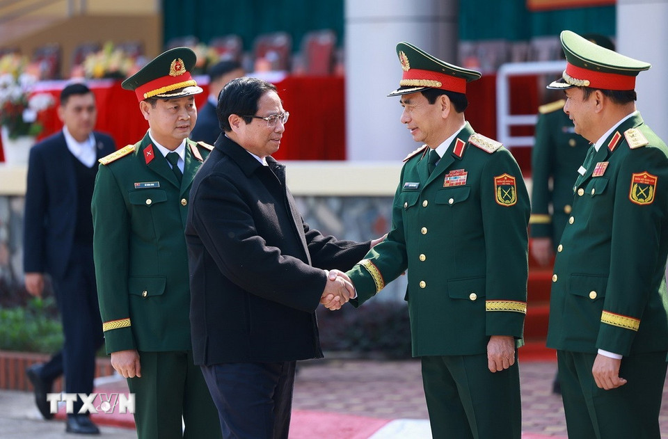Thủ tướng Phạm Minh Chính với lãnh đạo Bộ Quốc phòng. (Ảnh: Dương Giang/TTXVN)