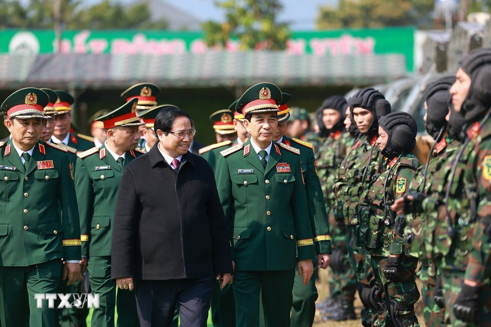 Thủ tướng Phạm Minh Chính kiểm tra công tác sẵn sàng chiến đấu của Lữ đoàn Trinh sát đặc nhiệm K3. (Ảnh: Dương Giang/TTXVN)